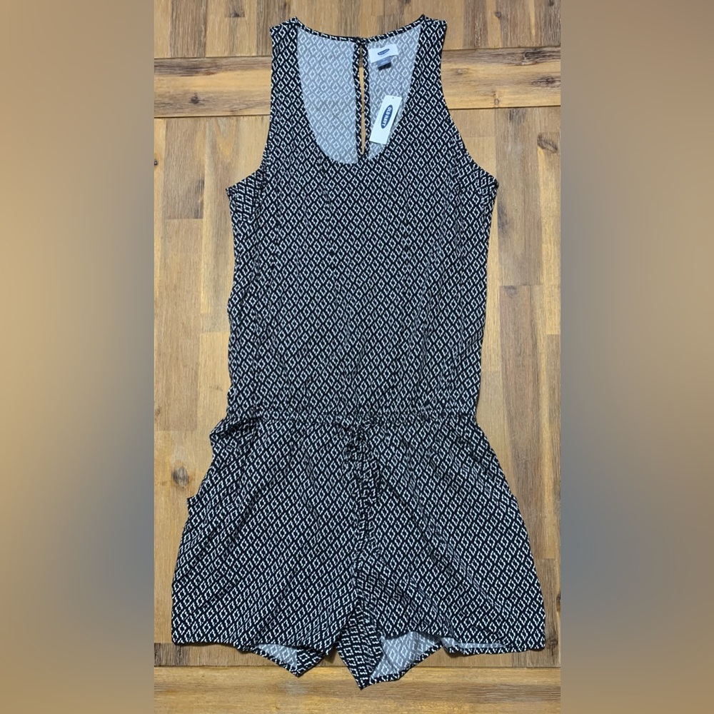 OLD NAVY Geometric Print Romper-Size M-Black & White drawstring waist - NWT